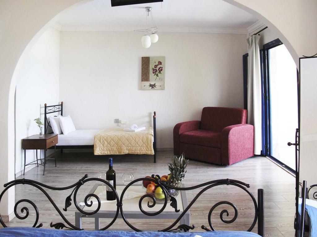 Hotel Azur Kriopijí Kültér fotó