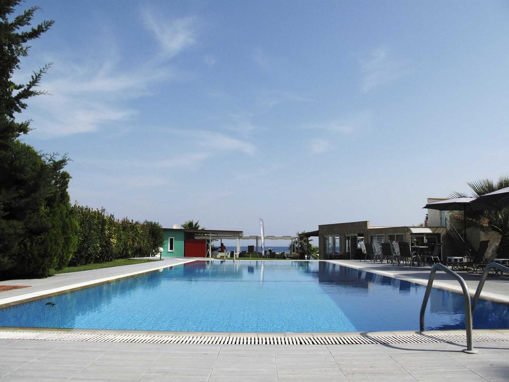 Hotel Azur Kriopijí Kültér fotó