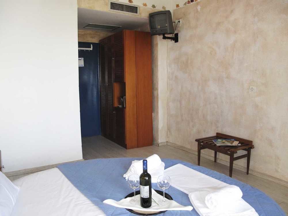 Hotel Azur Kriopijí Kültér fotó
